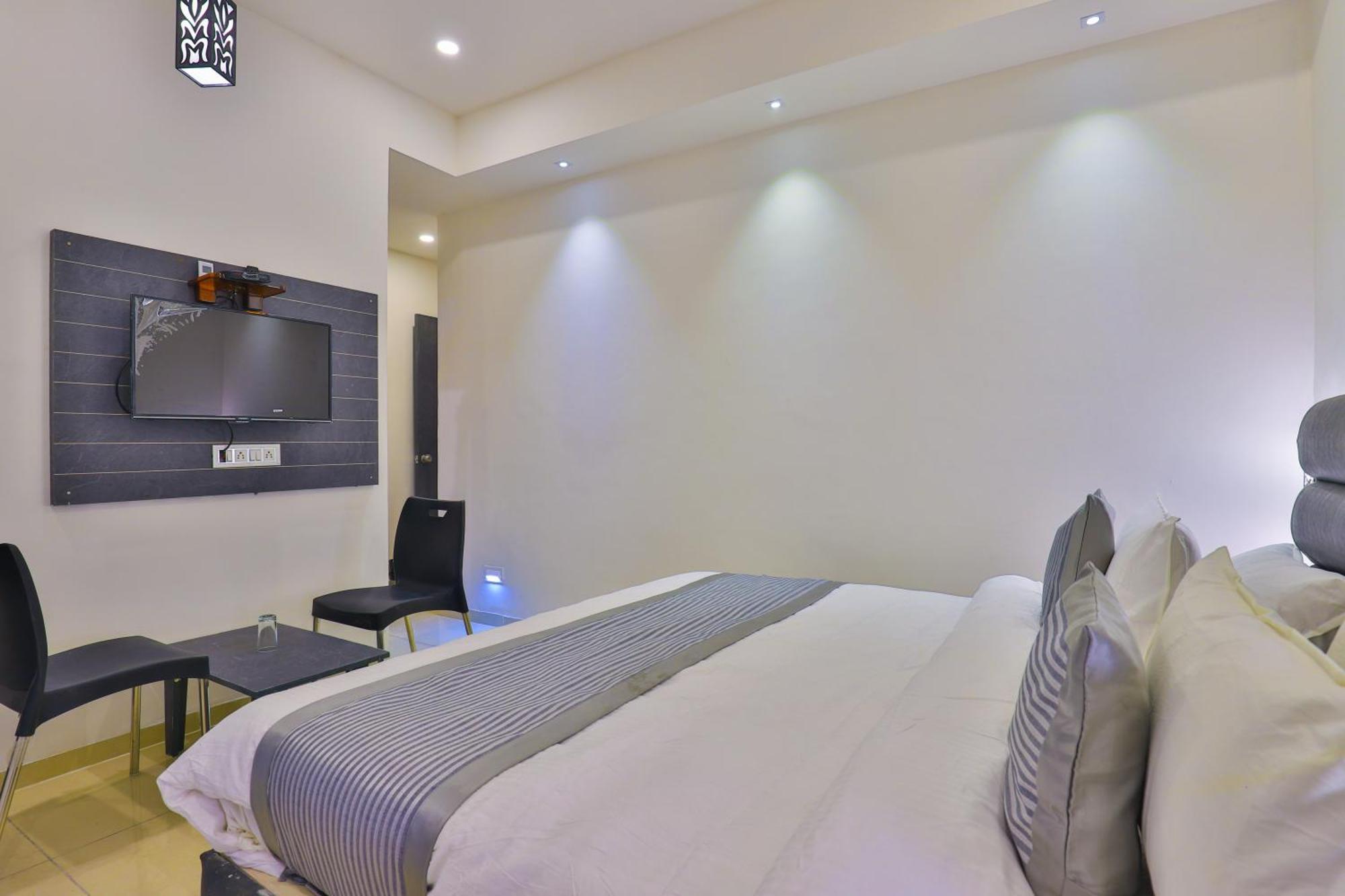 Nova Hotel New Crossroad Rajkot Extérieur photo